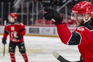 Drake Caggiula pointe Jason Fuchs pour sa belle passe sur le 1-0 lausannois KEYSTONE/JEAN-CHRISTOPHE BOTT